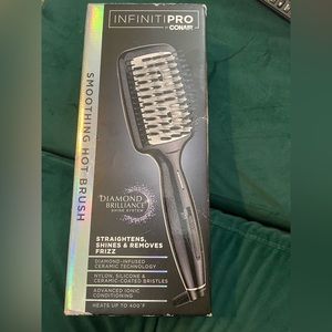 Diamond-infused ceramic for shiny, straight, smooth hair.